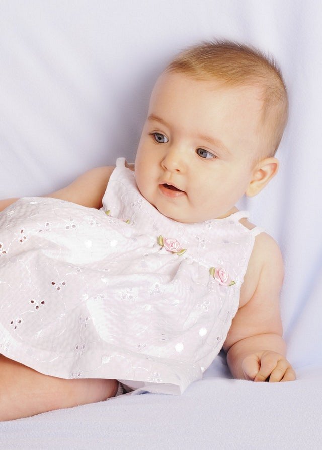 Sukienka-dziewczeca-mayoral-kremowa to model, który znajdziesz w sklepie internetowym Baby Center